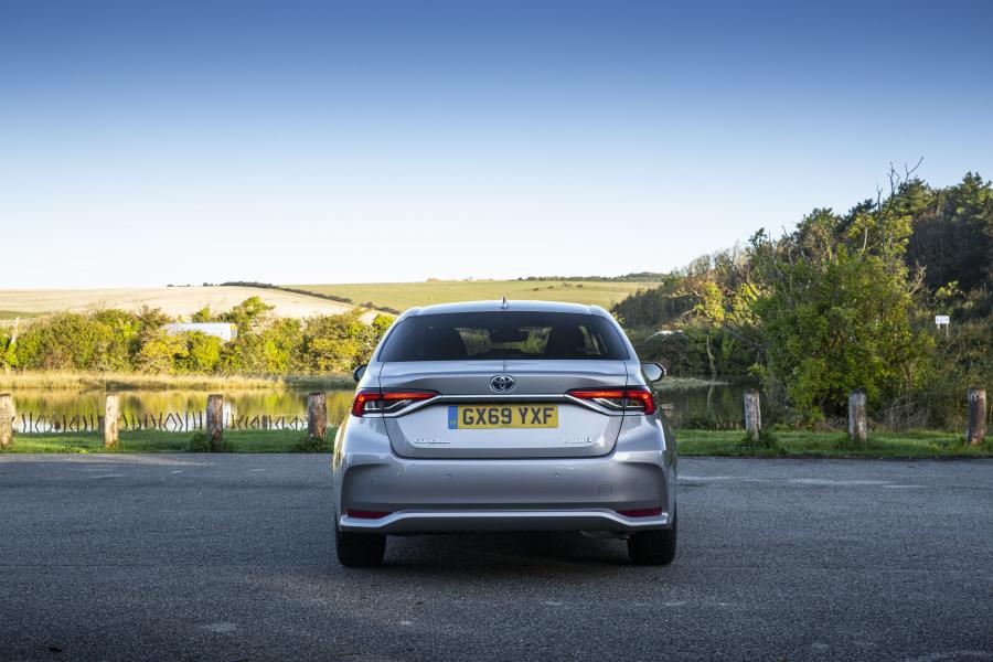  Toyota Corolla Hybrid Sedan 2019 года  (UK) (фото 14 из 29)